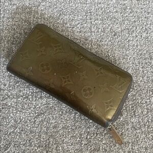LV zippy grey vernis wallet